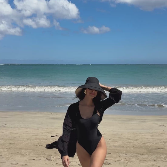 Brisa Noir + Wheat canvas bucket hat worn on a sunny beach