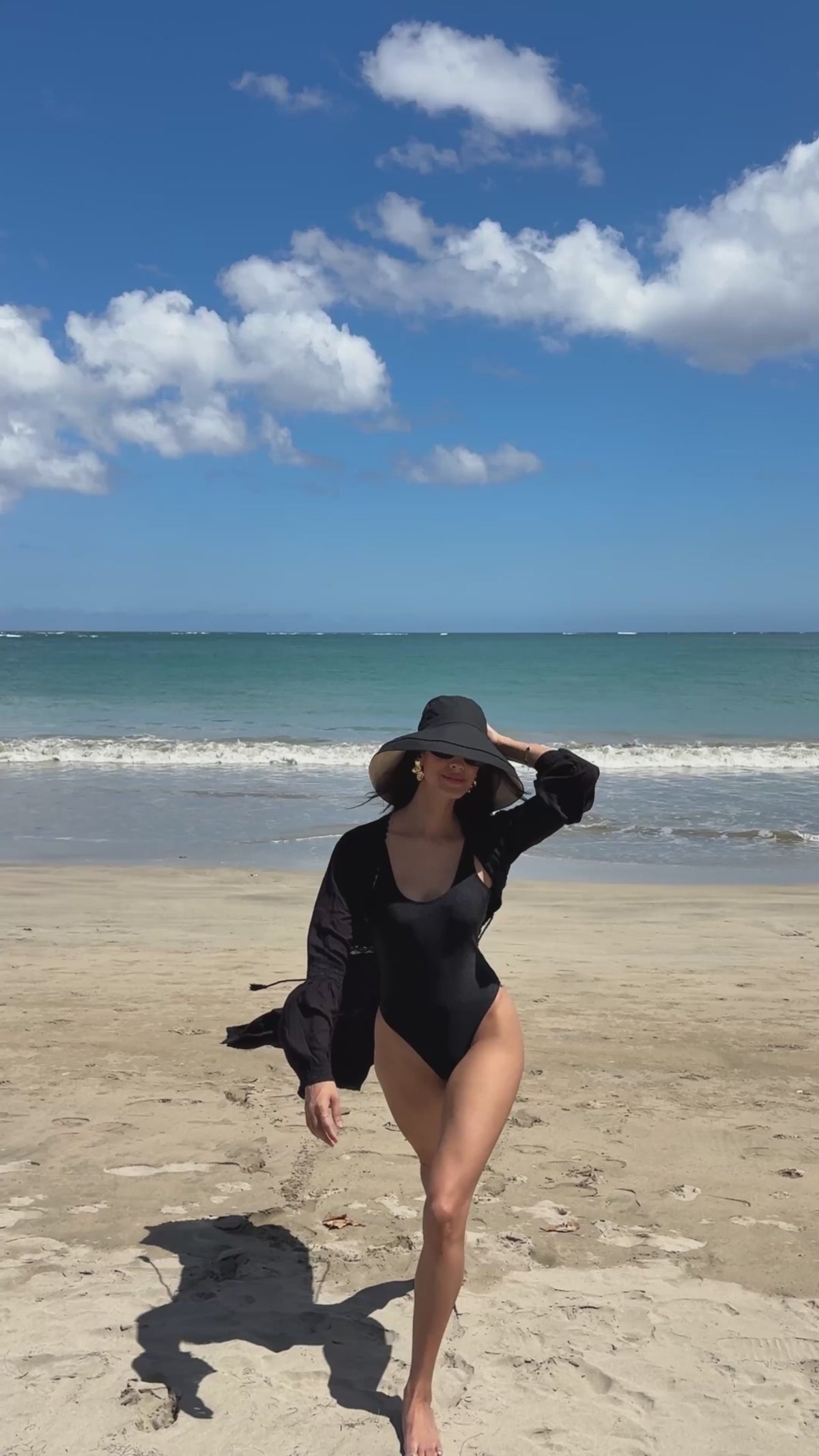 Brisa Noir + Wheat canvas bucket hat worn on a sunny beach