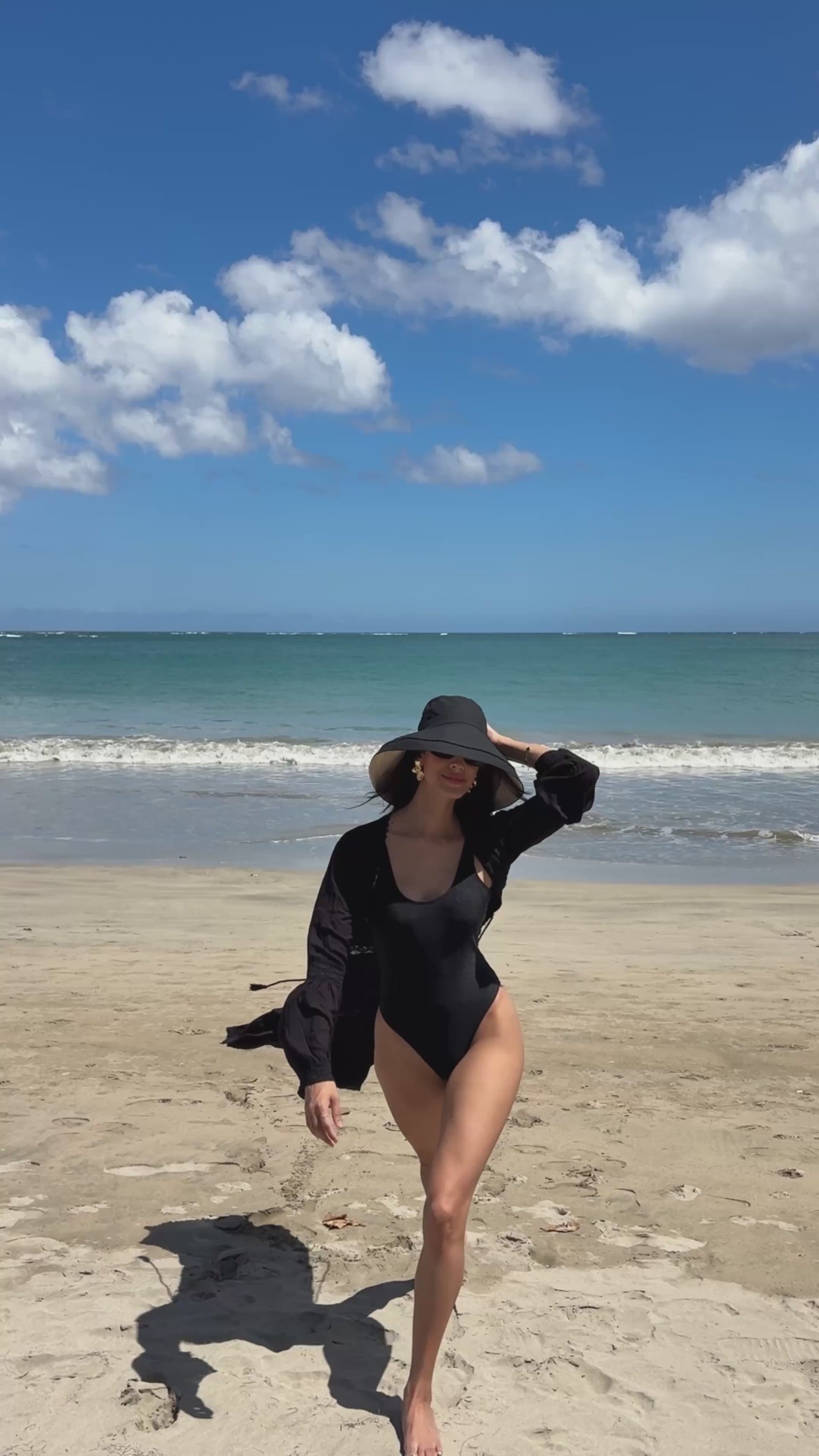 Brisa Noir + Wheat canvas bucket hat worn on a sunny beach